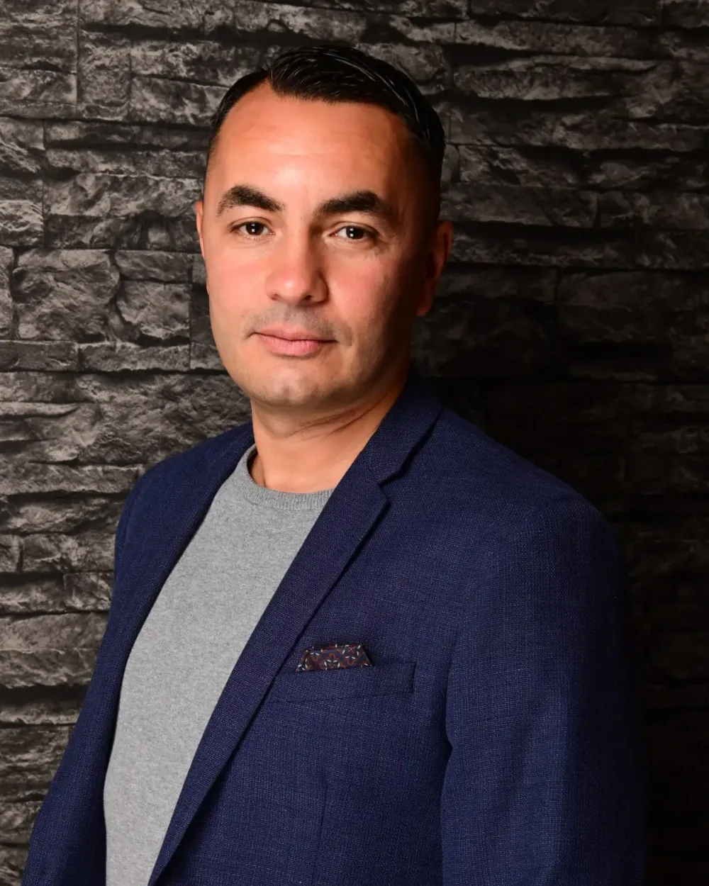 &Ouml;mer Bekar &ndash; Portr&auml;taufnahme vor Steinwand